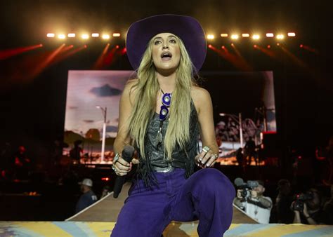 lainey wilson naked|Lainey Wilson Splits Her Pants At Faster Horses: “Y’all Just。